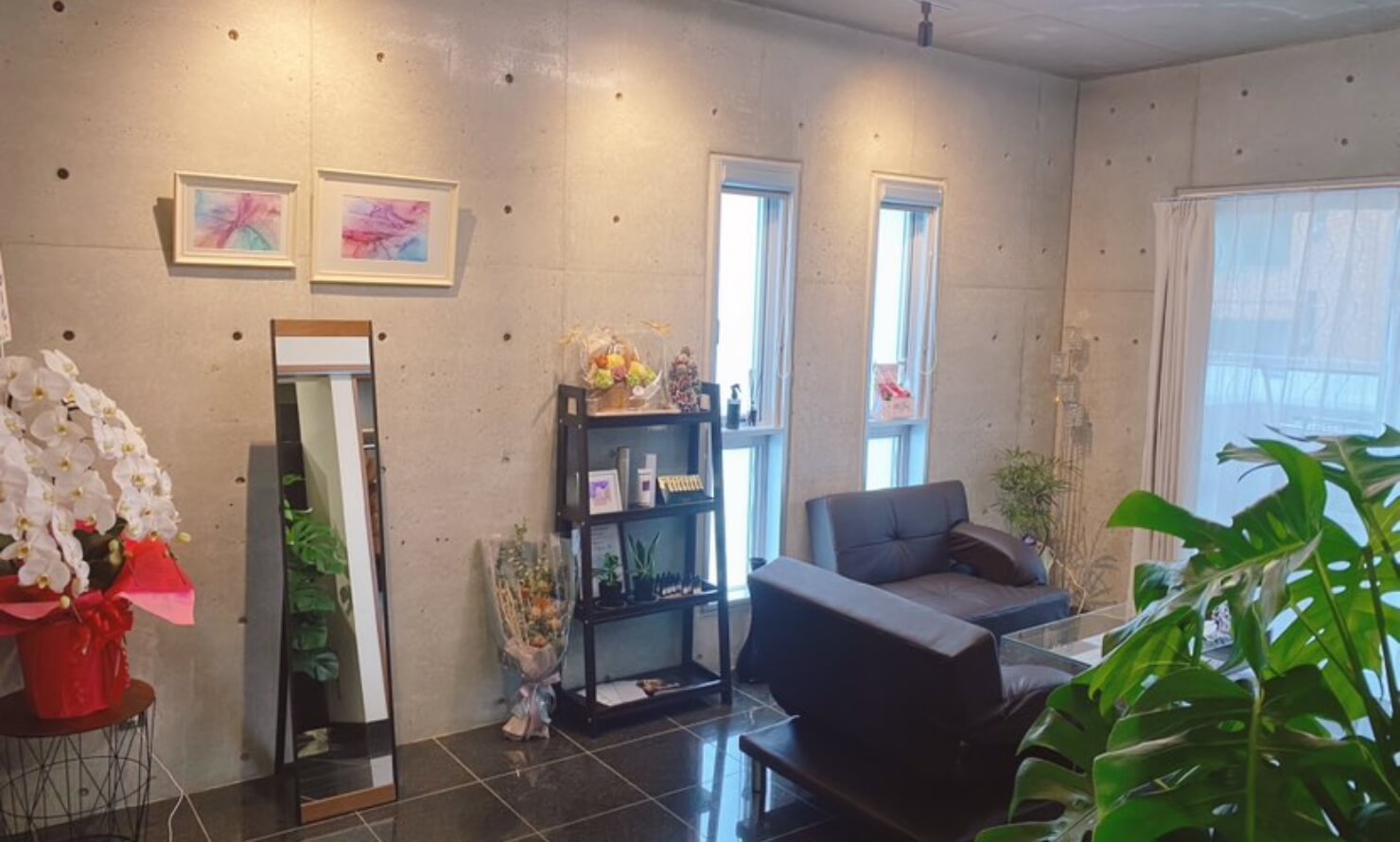 Reveur店内と施術中のイメージ