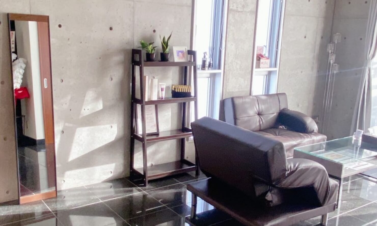 Reveur店内と施術中のイメージ