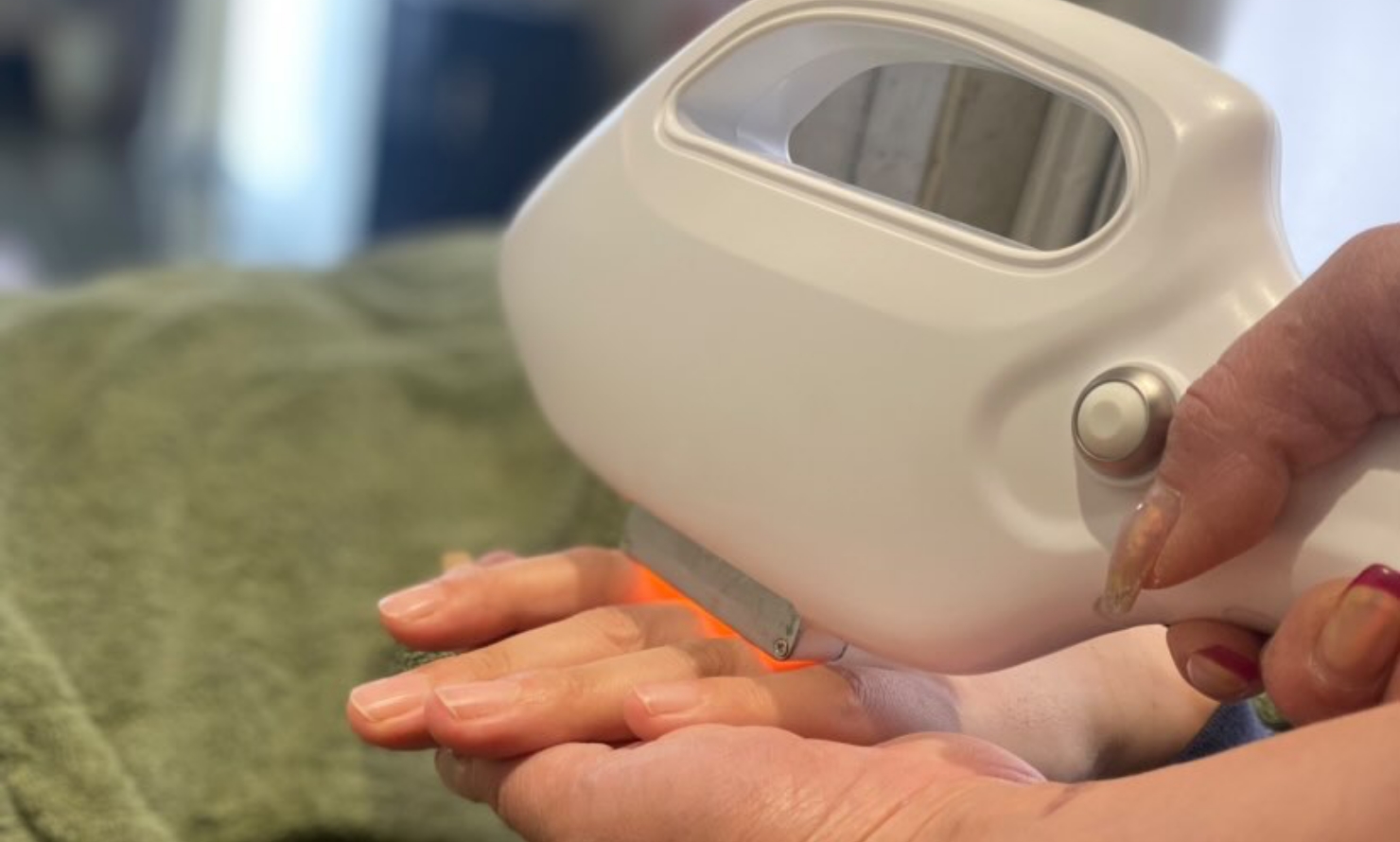 Reveur店内と施術中のイメージ