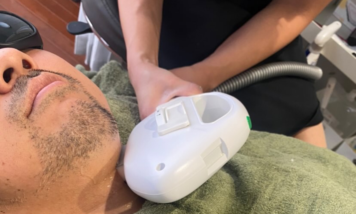 Reveur店内と施術中のイメージ