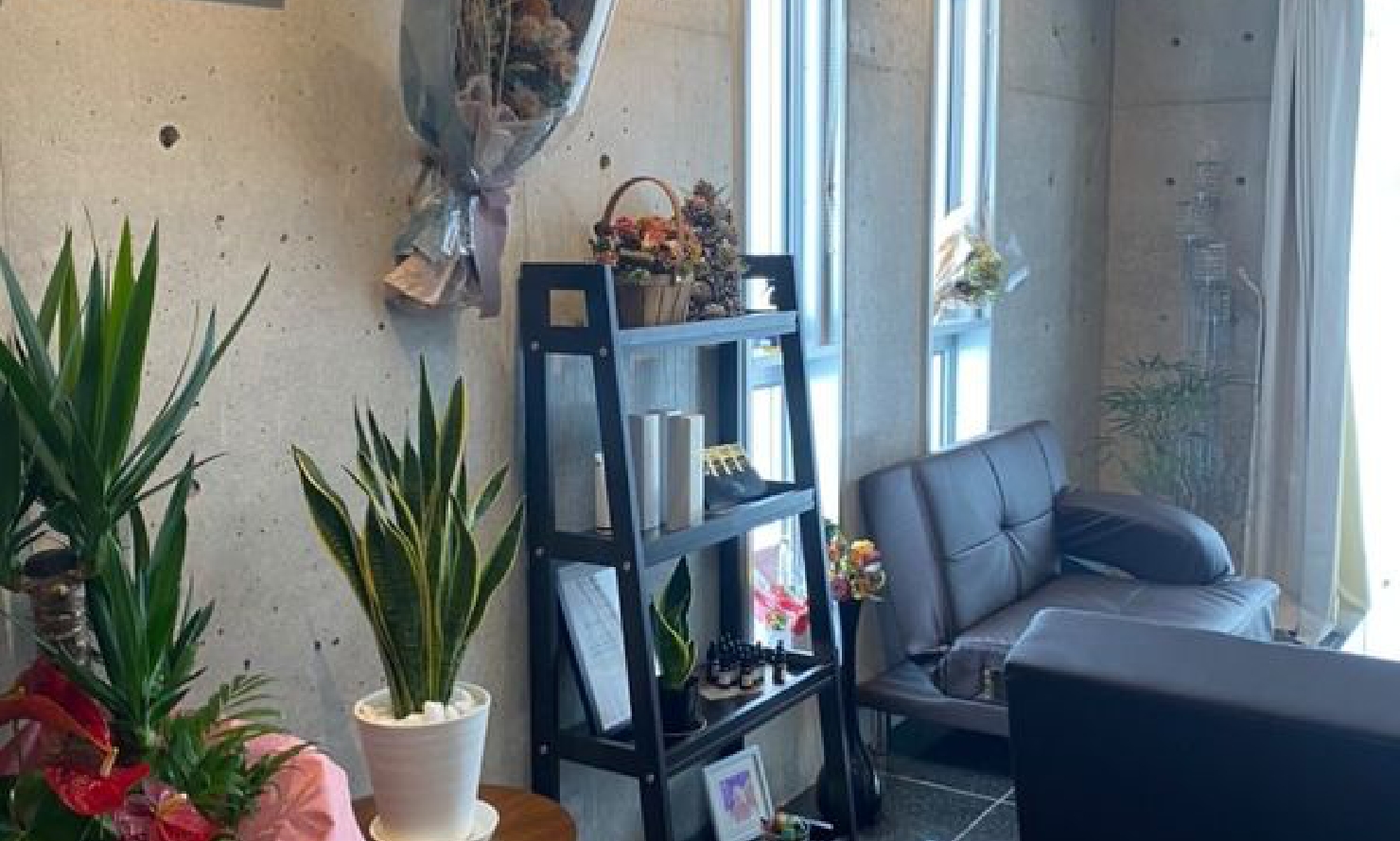 Reveur店内と施術中のイメージ