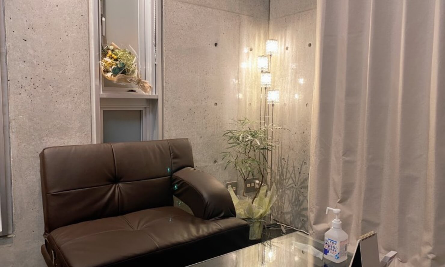 Reveur店内と施術中のイメージ