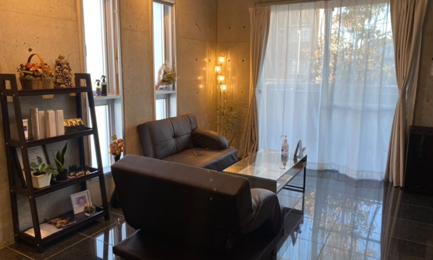 Reveur店内と施術中のイメージ